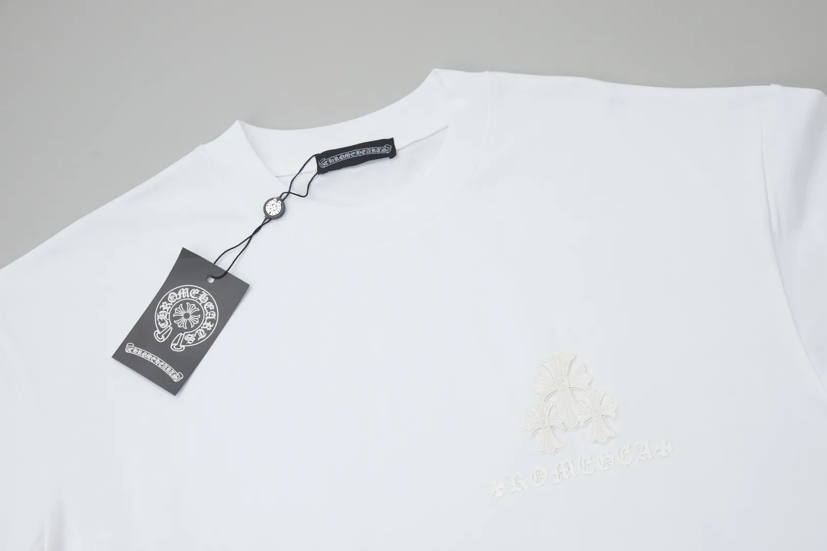 🅿️230 ✨CH✨🆕25SS Spring and Summer New Style Crow Heart✝Rack Logo Embroidered Short Sleeves Light luxury essential item for daily commuting for men and women Correct version Welcome to compare Detailed features · 260g 100% pure cotton double yarn jersey fabric · Custom dyed in the same cylinder, special thickened 32 count double-ply 1X1 thread · Double needle stitching and cross-stitching technology · Original main mark, washed tag, brand moisture-proof paper packaging Color: white/black/grey Size: S/M/L/XL